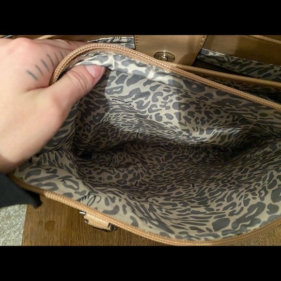 AUTHENTIC GUESS PURSE - Picture 4 of 9